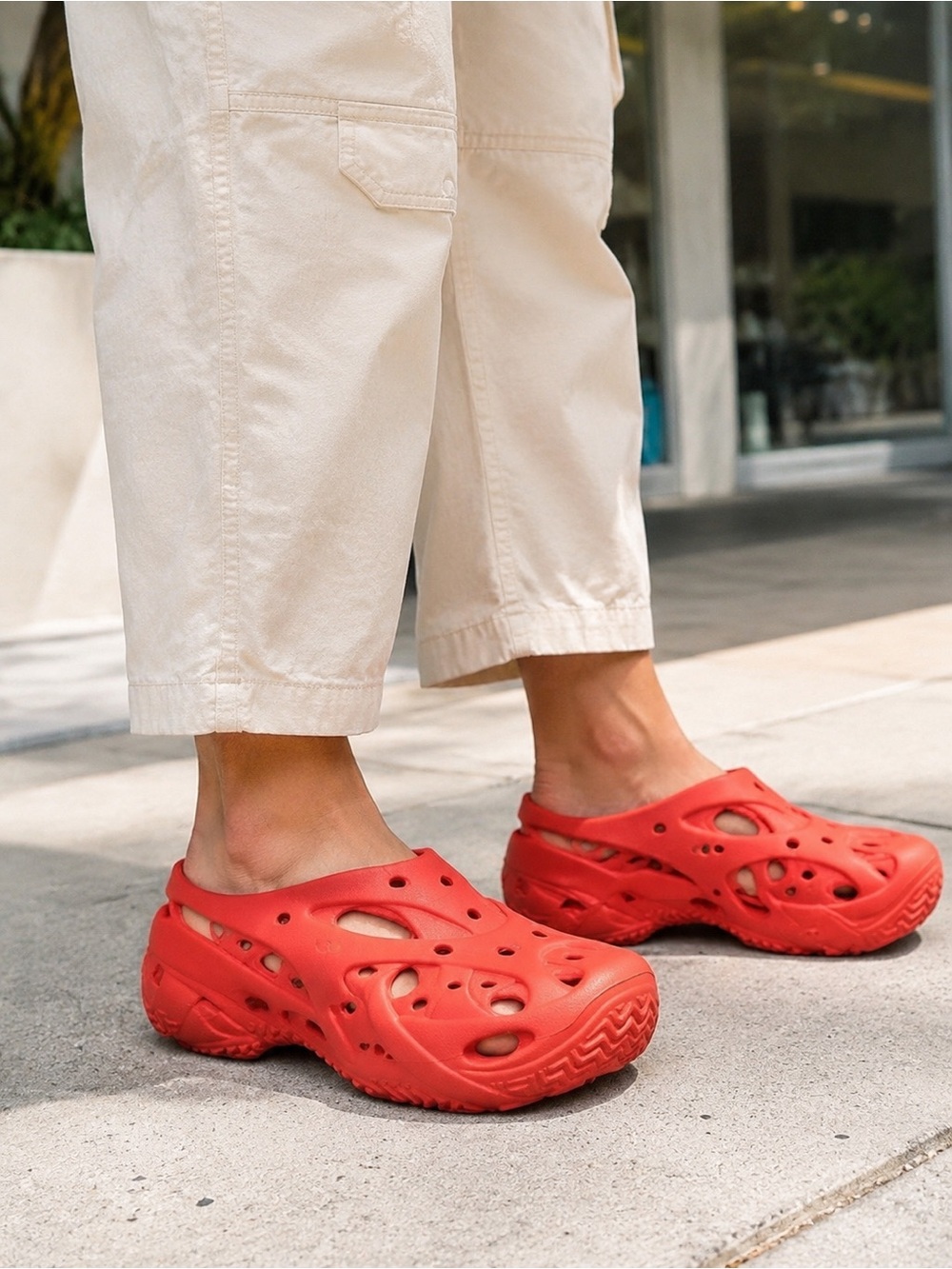 Crocs Caged Clog Bright Red Women’s Size 8 – New With Tags
